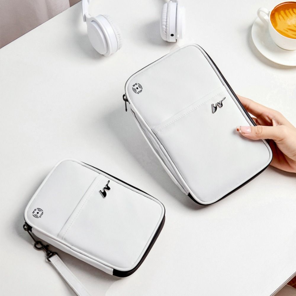 กระเป๋าใส่บัตรโพลีเอสเตอร์แบบพ - Travel Accessories Passport Holder บทวิจารณ์และราคา